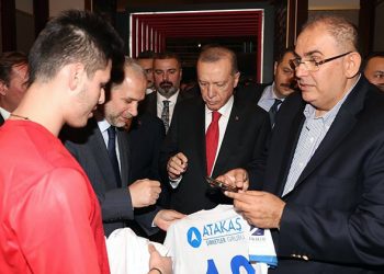 Cumhurbaşkanımız Recep Tayyip Erdoğan’a İskenderunspor Forması Hediye Edildi